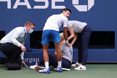 Djokovic fue descalificado del Abierto de Estados Unidos por lanzar pelota contra jueza de línea