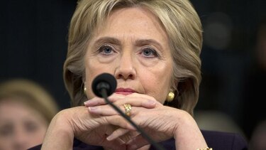 Hillary Clinton: La diplomacia tiene riesgos 'inevitables' y no puede hacerse desde 'búnkeres'