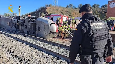 Mueren al menos 39 personas al chocar dos trenes de alta velocidad en el sur de España