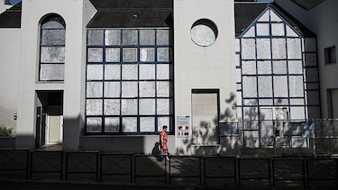 Por qué en Francia están pintando las ventanas con tiza para combatir el calor
