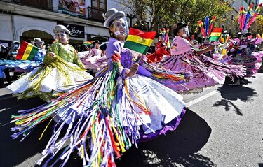 Entre música y coloridos trajes, bolivianos reivindican danza andina en disputa con Perú
