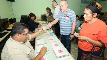 Jubilados retiran los Cepadem en centros educativos y en la Arena Roberto Durán
