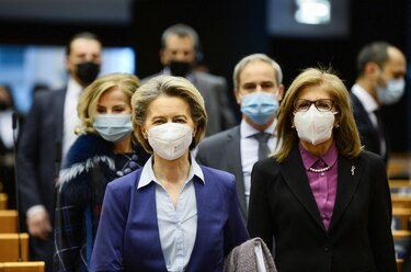 UE acelerará autorización de vacunas adaptadas a variantes del virus