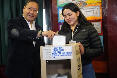 El presidente Luis Arce emite su voto y asegura un ‘transito democrático’ en Bolivia