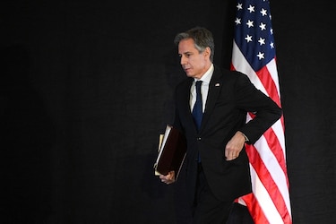 Washington ordena salida de familias de diplomáticos de ese país en Kiev y desaconseja ir a Rusia