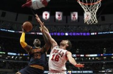 Curry debuta con 40 puntos, mientras LeBron cede ante los Bulls