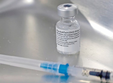Pfizer y Reino Unido difieren sobre plazo para segunda dosis de vacuna