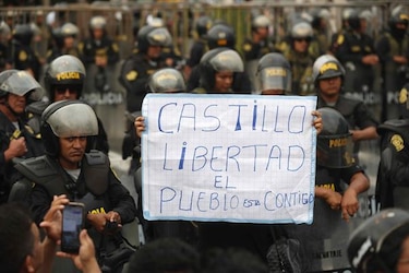 Presidenta de Perú hace llamado a la calma, tras protestas en varias ciudades