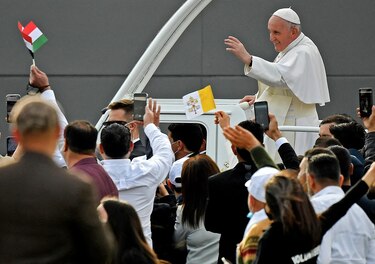 El papa concluye su visita histórica a Irak con misa ante miles de fieles