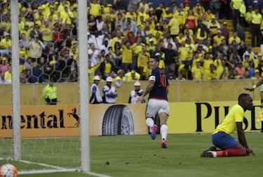 Colombia supera 2-0 a Ecuador y se afianza en zona de clasificación