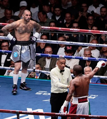 Floyd Mayweather Jr. empuja a árbitro panameño en pelea de boxeo