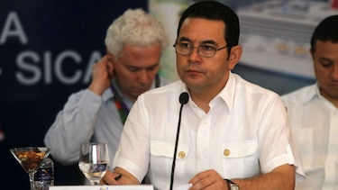Presidente de Guatemala suspende polémico desfile militar