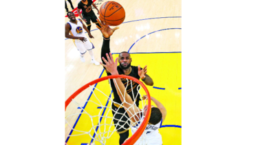 Un James espectacular no es suficiente para los Cavs