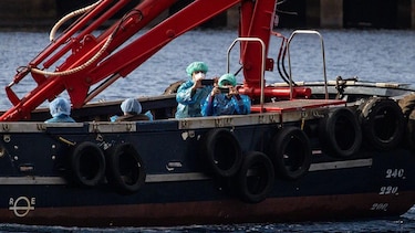 En imágenes: la evacuación de los pasajeros del crucero afectado por el hantavirus en España