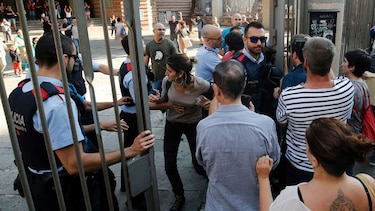 En Cataluña, votantes ocupan colegios electorales para proteger el referendo
