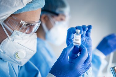 Vacunación contra la covid-19 disminuyó la letalidad de 30% al 5% de pacientes en diálisis