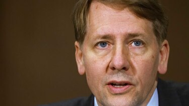 Estados Unidos: renuncia director de Oficina de Protección Financiera