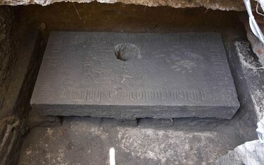 Hallan lápida en presunto templo azteca