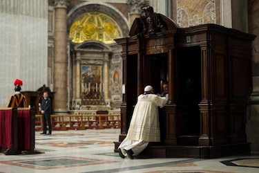 El papa Francisco se confiesa de rodillas en el Vaticano