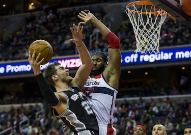 Spurs frenan a los Hornets; Grizzlies salen de mala racha