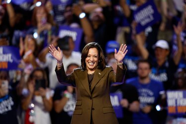 Kamala Harris amplía su ofensiva mediática con entrevistas en pódcast y ‘late shows’