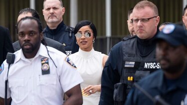 Superestrella del rap Cardi B, condenada por pelea en bar de 'strippers'