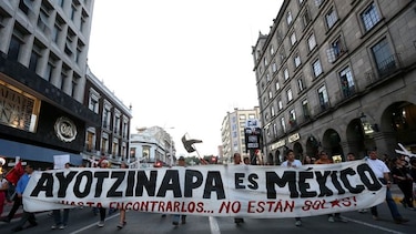 Policías chocan con estudiantes de Ayotzinapa en sur de México