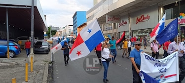 Marcha ciudadana en rechazo al contrato minero llega a la Asamblea Nacional