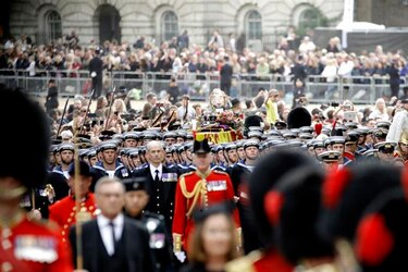 El féretro de Isabel II recorrió las calles de Londres por última vez