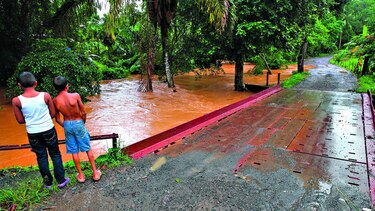 Lluvias causan inundaciones y daños en tendido eléctrico