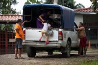 Los pueblos empapados de pobreza que caminan entre montañas ricas en oro y cobre