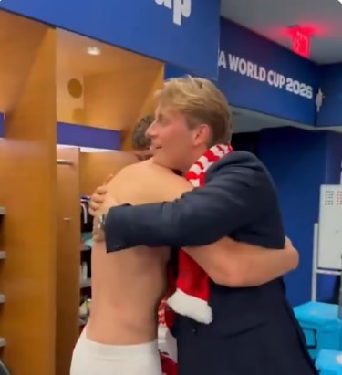 Realeza: Un abrazo sin camiseta y risas reales rompen protocolo entre príncipes de Noruega y Haaland