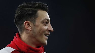 El centrocampista alemán Mesut Özil renueva con el Arsenal