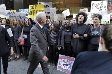 Mujeres marchan en Chicago contra el sexismo de Donald Trump