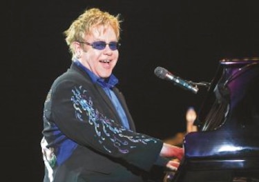 Elton John solicita avión para trasladar su piano