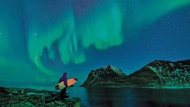 Surfear en el frío de Lofoten, más allá del ártico