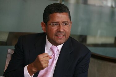 Tribunal salvadoreño ratifica orden de captura contra el expresidente Flores