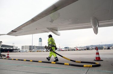 Pasajes más caros y menos vuelos por crisis de combustible de aviación