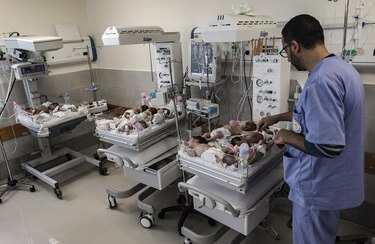 Los 28 bebés prematuros evacuados de Gaza a Egipto están en estado crítico