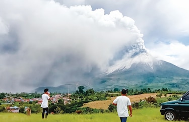 El Volcán Sinabung de Indonesia,  en erupción 
