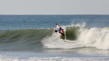 Surfistas dominan  las olas en playa Venao