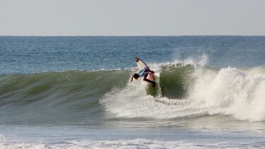 Surfistas dominan las olas en playa Venao