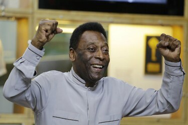 Pelé sostiene que el exceso de atención alienta a los racistas