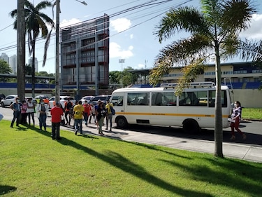 Funcionarios se saltan fila de espera en centro de vacunación; Minsa se disculpa por inconvenientes