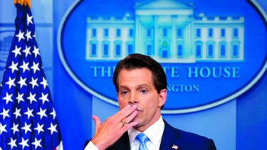Sale Scaramucci tras una semana en el cargo