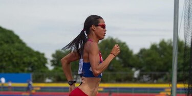 Andrea Ferris gana oro en 800 metros
