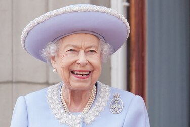 Isabel II es aclamada en el balcón del Palacio de Buckingham, por sus 70 años de reinado