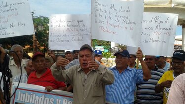 Jubilados azuerenses protestan para reclamar abastecimiento de medicamentos