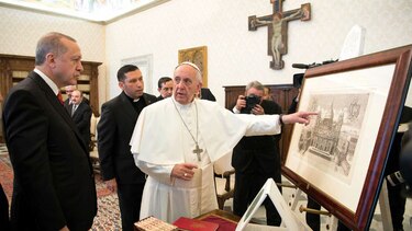 El papa Francisco obsequia un símbolo de paz al presidente turco Erdogan
