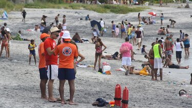 Elevada afluencia de bañistas ocasiona falta de salvavidas en playas de Panamá Oeste